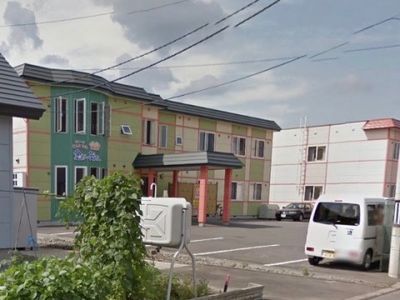 カラフルな建物のエントランス