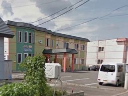 カラフルな建物の外観