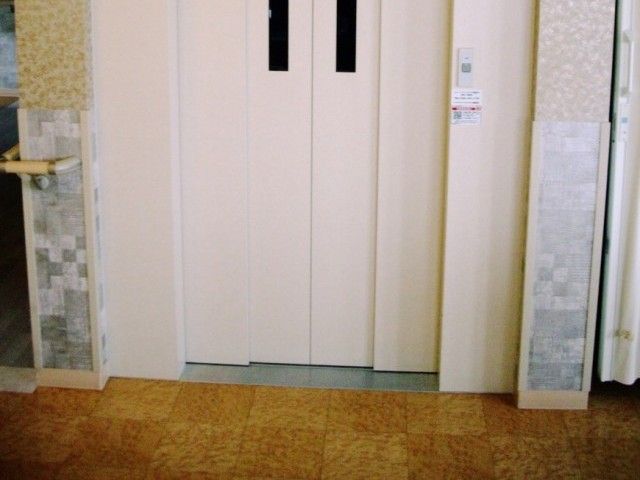 廊下のエレベーター前  