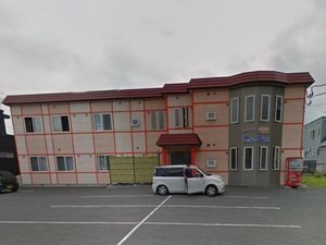 赤いラインのある建物