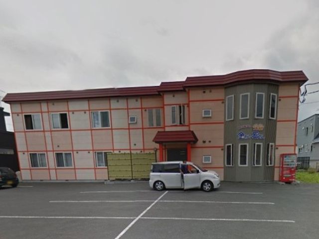 赤いラインのある建物
