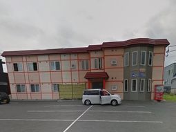 落ち着いた色合いの外観