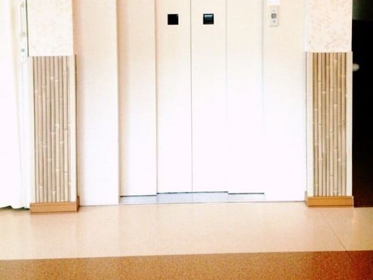 白いエレベーター  