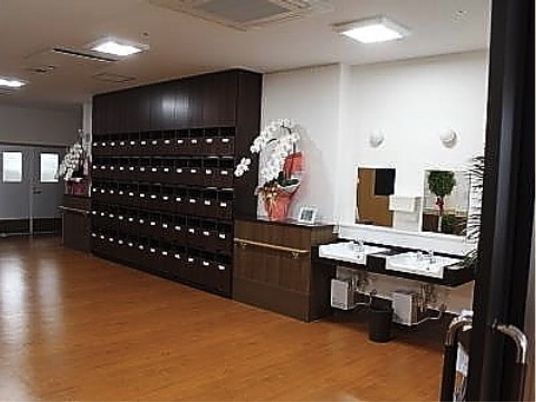 明るい受付とポスト