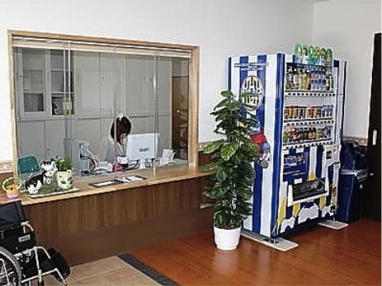 応接スペースと自動販売機