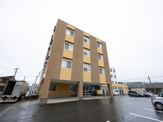駐車場のある外観
