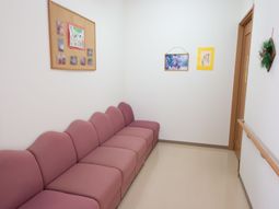 廊下に掲示物とソファ