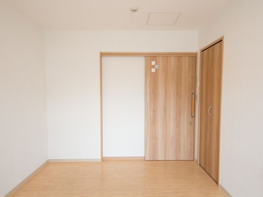 清潔な居室のドア