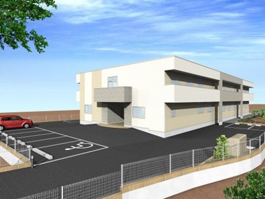 明るい白い建物の外観