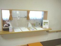 明るい受付カウンター