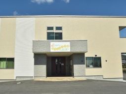 明るい色の建物エントランス