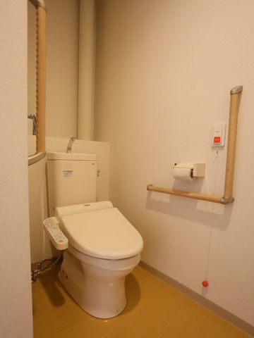 バリアフリー設計のトイレ トイレ 安全かつ快適にご利用いただけるよう、手すり付きのトイレが完備されています。利便性と安全性に配慮した環境です。