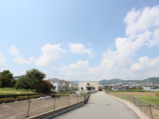 広々とした快適な外観 周辺環境 心地よい空と緑に囲まれた広い敷地。明るい環境でのびのびとしたケアを提供しています。