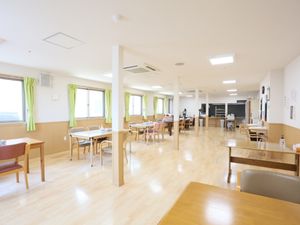 広々とした明るい食堂