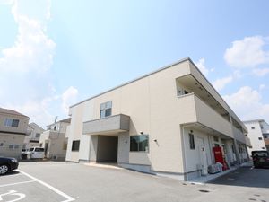明るい外観の建物