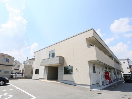 明るい外観の建物