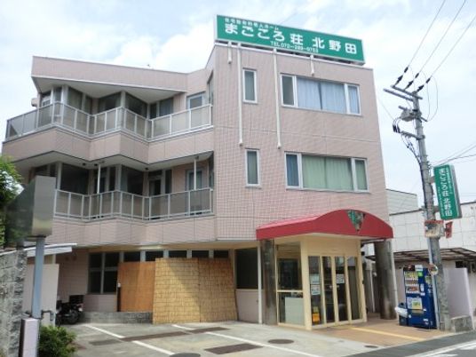 ピンクの建物とエントランス