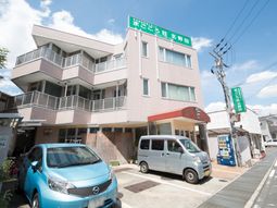 明るい日差しの外観
