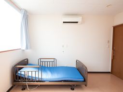 明るい居室のベッド