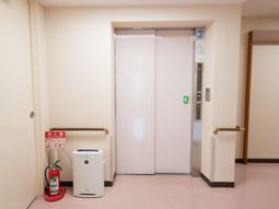 清潔なエレベーター前
