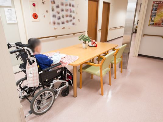 車椅子でテーブルに接近