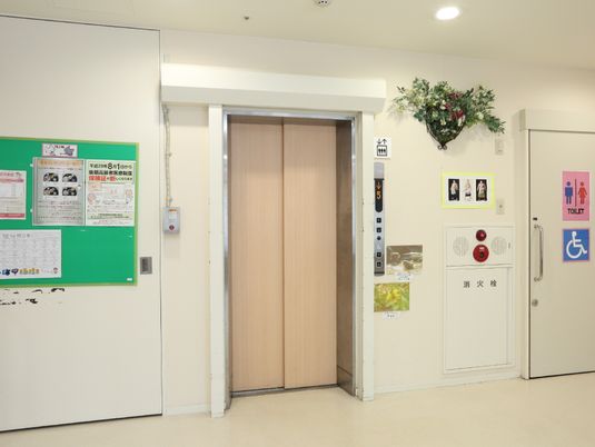 廊下とエレベーター