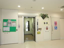 廊下の掲示物と扉
