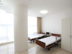 明るい居室の様子