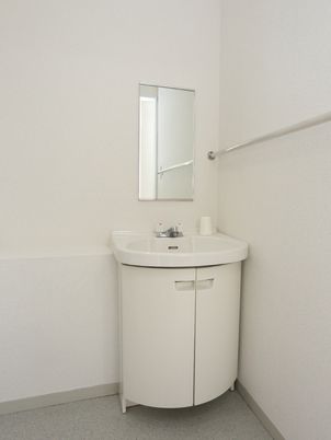 手すり付き洗面台の一角