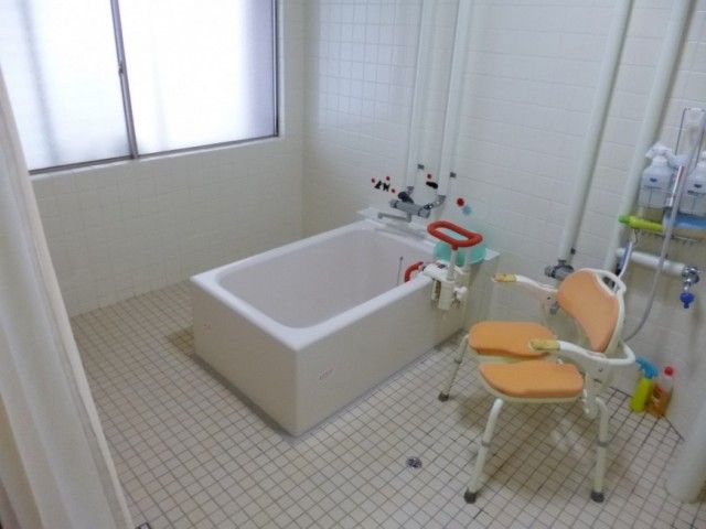広々とした清潔な浴室 浴室 手すり付きの浴槽が備えられ、安心してご利用いただける清潔感溢れる浴室です。