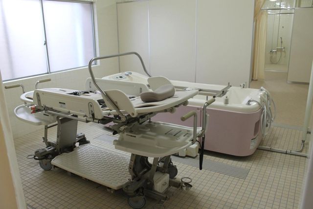 ゆったり浴室設備 浴室 広々とした清潔感あふれる浴室です。安心の手すりや機能的な浴槽で、快適な入浴が叶います。