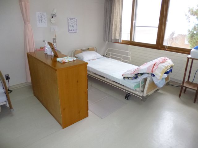 ゆったりした居室 居室 広々として落ち着いた雰囲気の居室です。窓から自然光が差し込み、明るく快適な空間を提供しています。