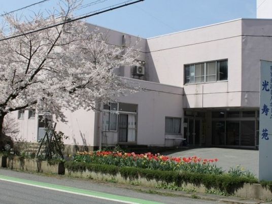 桜が咲く施設外観  