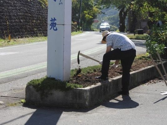 看板横の清掃作業  