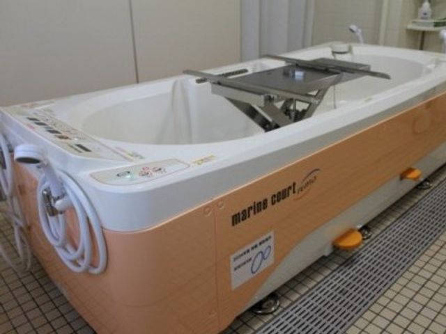 介助浴槽のある浴室 浴室   リフト付きの浴槽が設置された浴室です。介助をしやすい設備が整っている様子がうかがえます。