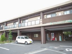 茶色の建物のエントランス