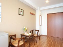 居室内のシンプルな家具
