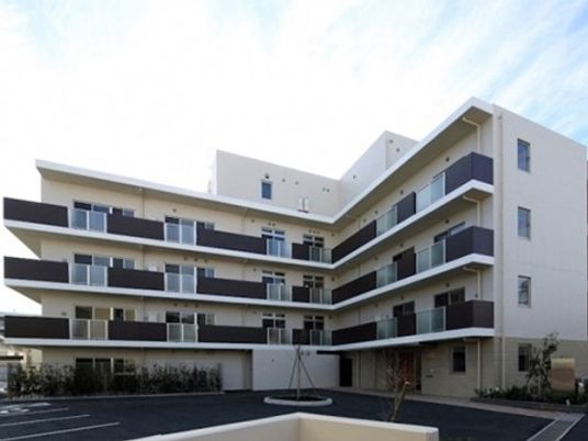 白と茶のモダン外観