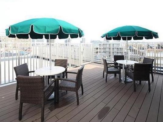 テラスの椅子とパラソル