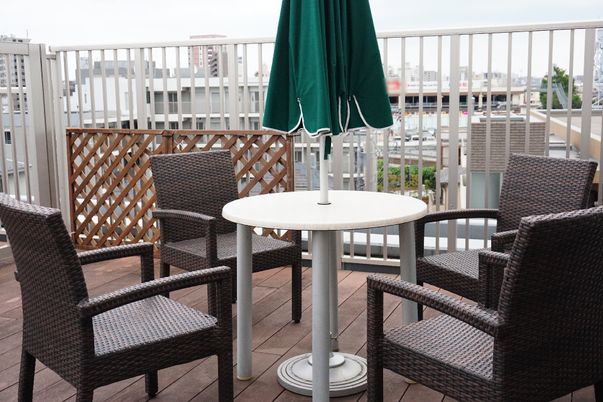 テラスの椅子とテーブル