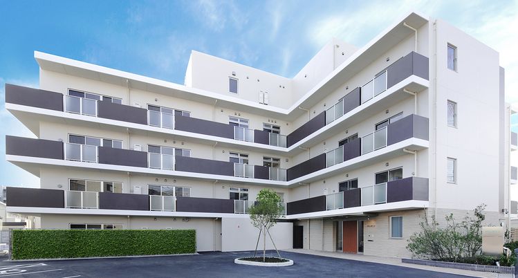 清潔感ある白い建物外観