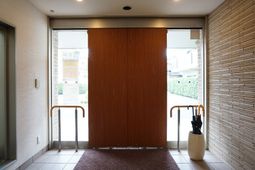 エントランスの木製ドア