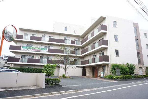 モダンな建物のエントランス