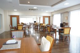 広々とした明るい食堂
