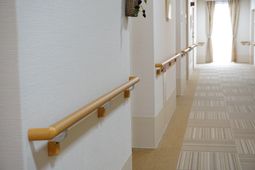 明るく清潔な廊下