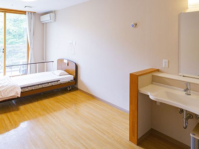 自然光を取り入れた居室 居室 大きな窓から自然光が入る明るい部屋です。個別の洗面台が備わっており、便利に利用できます。