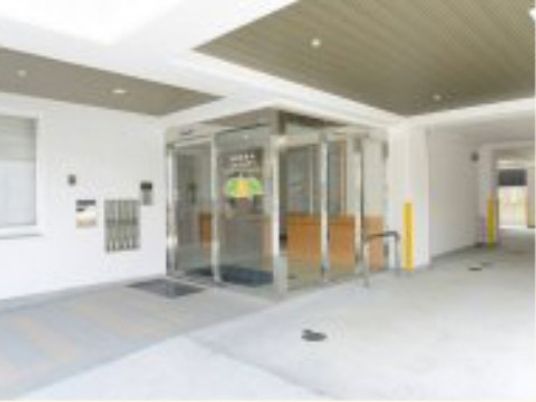 明るいエントランス風景