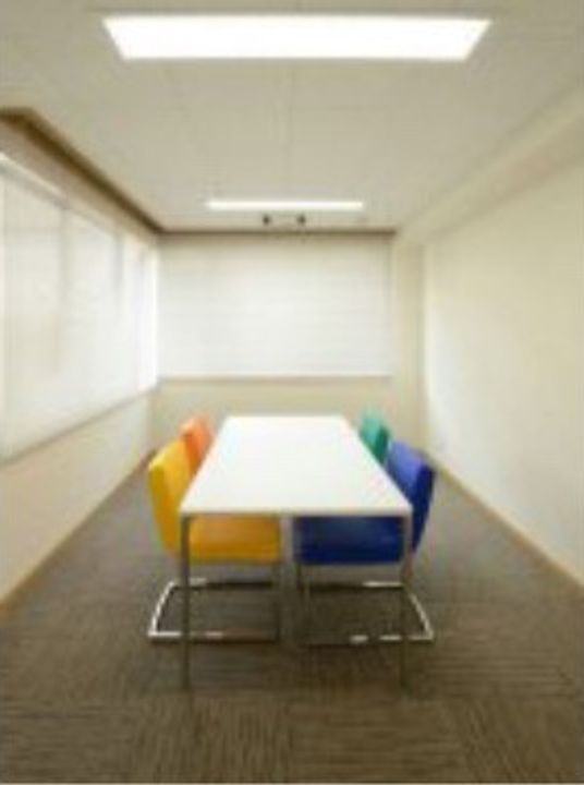 カラフルな椅子の多目的室