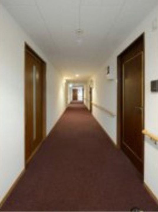 廊下の端まで続く地面