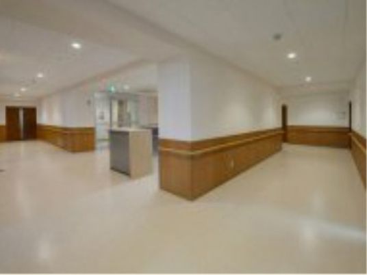 広々した綺麗な廊下